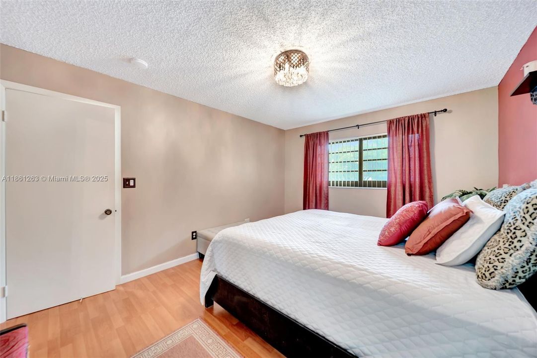 Active With Contract: $289,000 (3 beds, 2 baths, 1100 Square Feet)