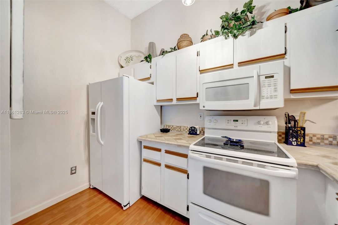 Active With Contract: $289,000 (3 beds, 2 baths, 1100 Square Feet)