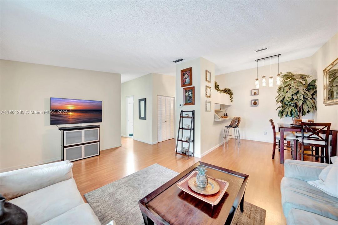 Active With Contract: $289,000 (3 beds, 2 baths, 1100 Square Feet)