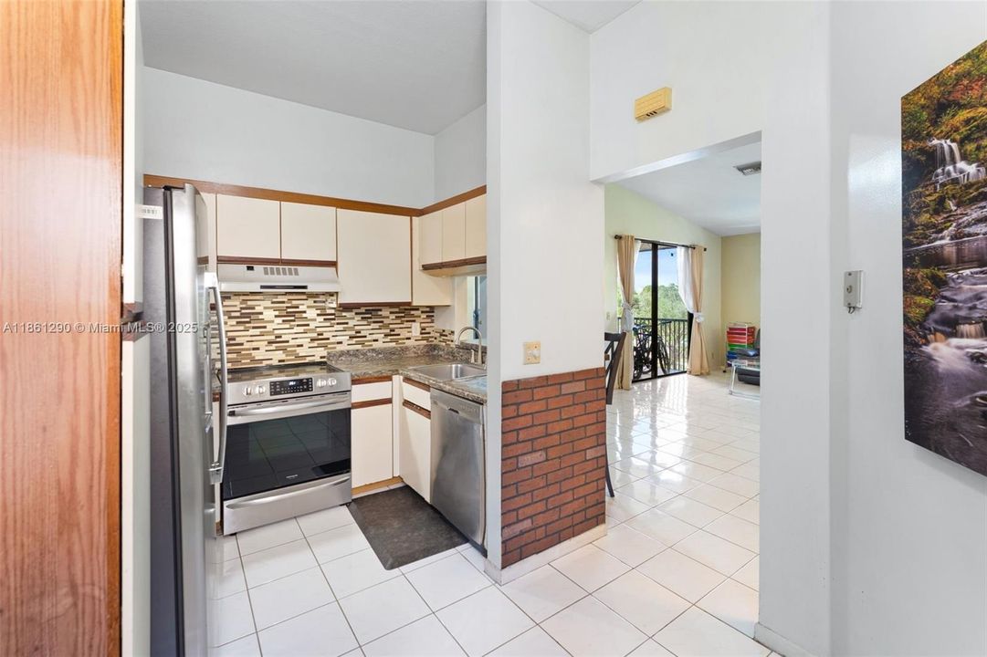 Active With Contract: $250,000 (2 beds, 2 baths, 1070 Square Feet)