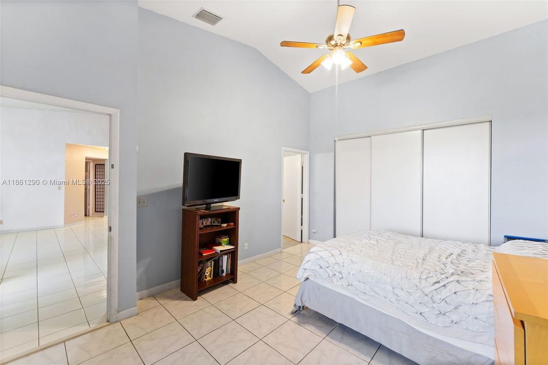 Active With Contract: $250,000 (2 beds, 2 baths, 1070 Square Feet)