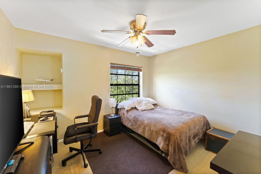 Active With Contract: $250,000 (2 beds, 2 baths, 1070 Square Feet)