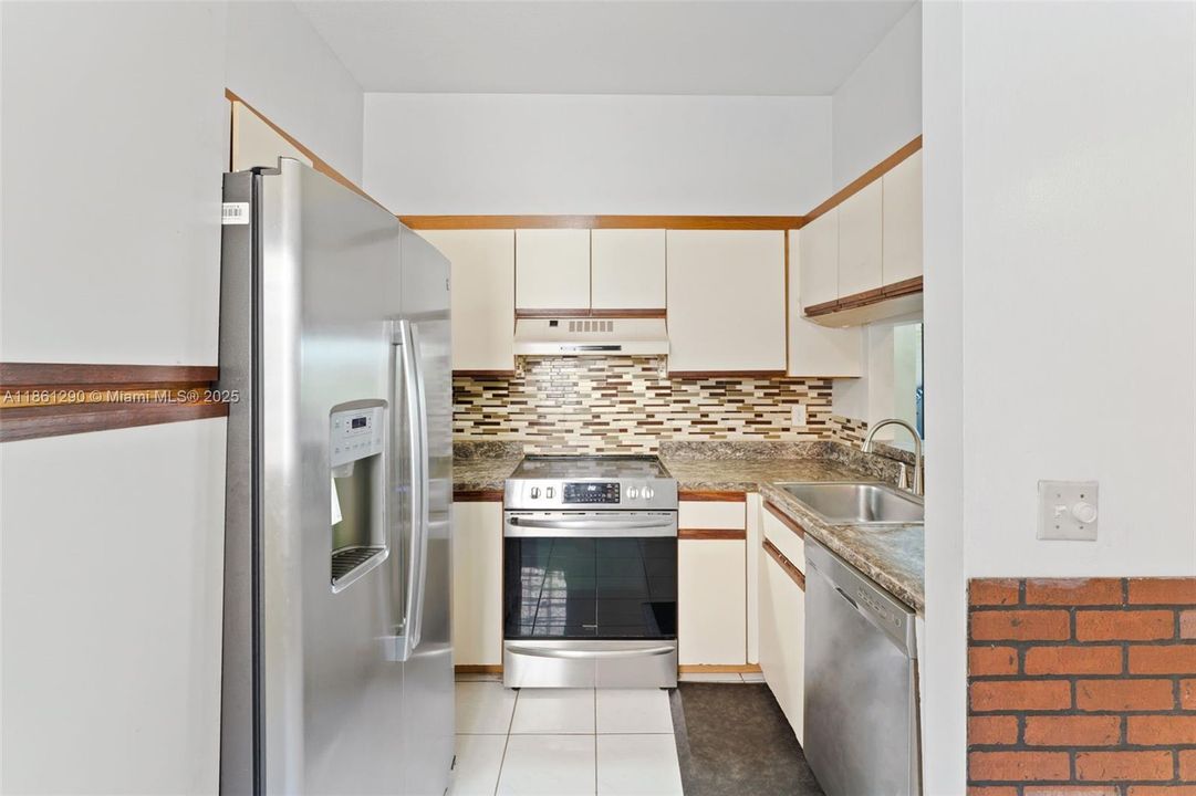 Active With Contract: $250,000 (2 beds, 2 baths, 1070 Square Feet)