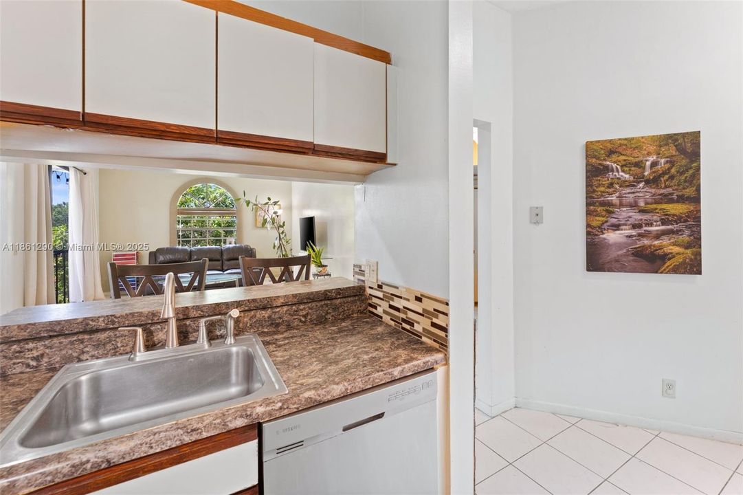 Active With Contract: $250,000 (2 beds, 2 baths, 1070 Square Feet)