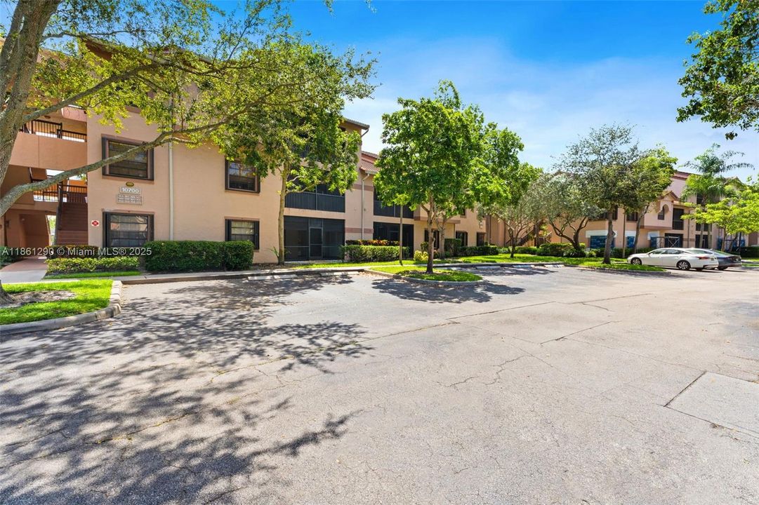 Active With Contract: $250,000 (2 beds, 2 baths, 1070 Square Feet)