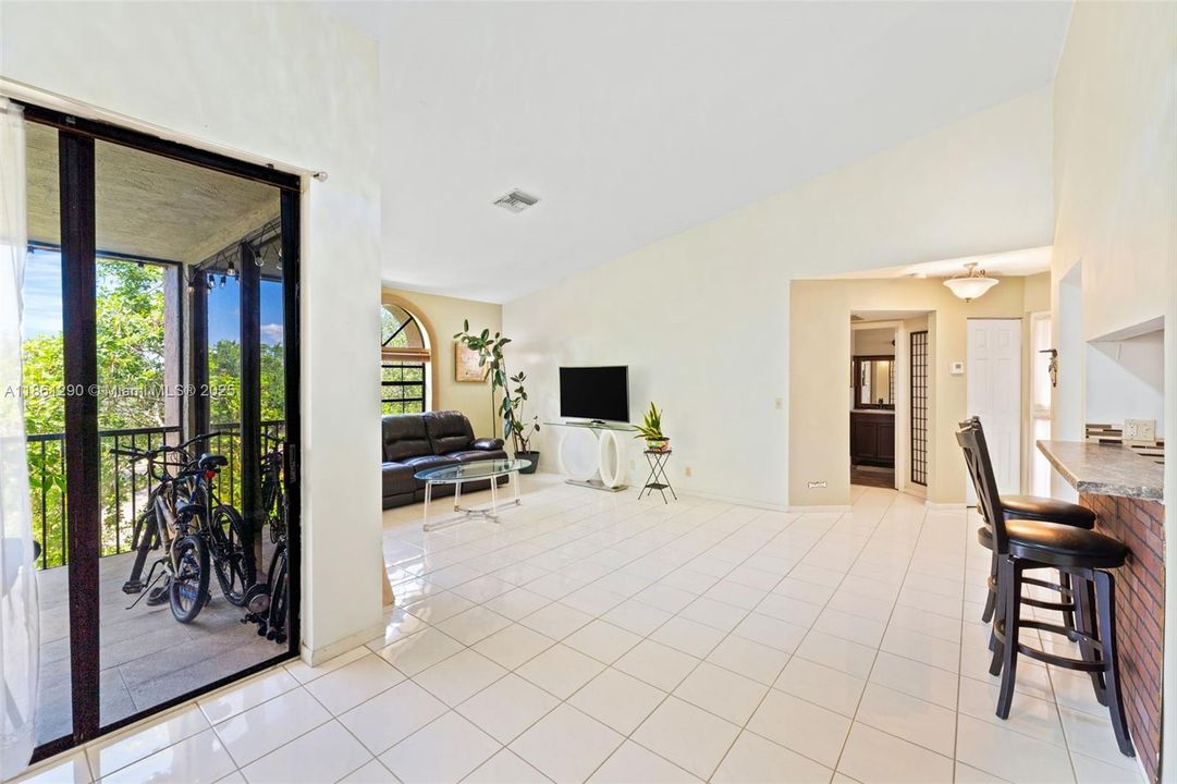 Active With Contract: $250,000 (2 beds, 2 baths, 1070 Square Feet)