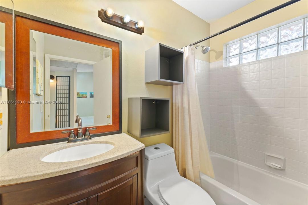 Active With Contract: $250,000 (2 beds, 2 baths, 1070 Square Feet)