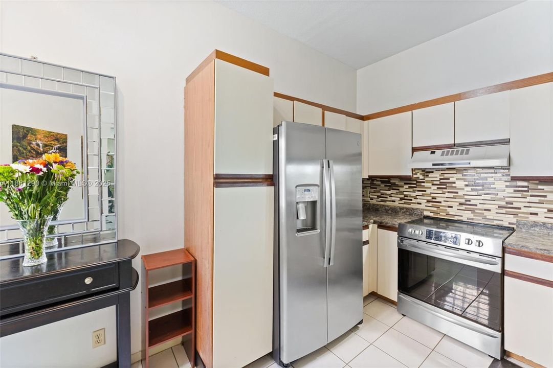 Active With Contract: $250,000 (2 beds, 2 baths, 1070 Square Feet)