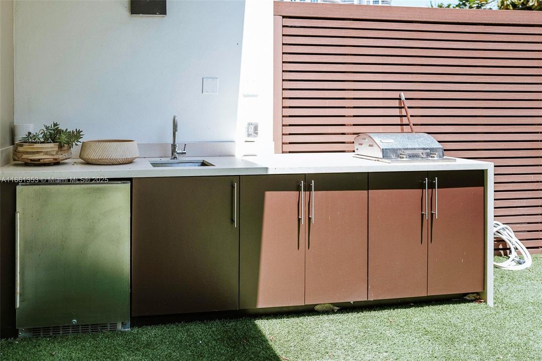 Под контрактом: $8,500 (3 спален, 3 ванн, 1944 Квадратных фут)