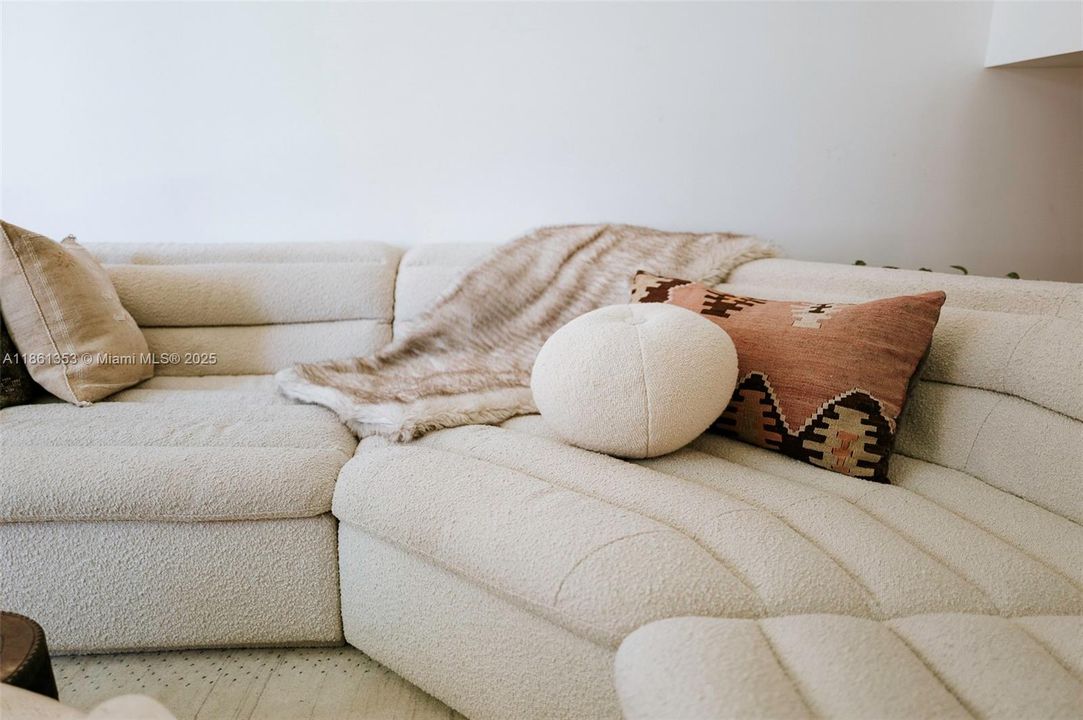 Под контрактом: $8,500 (3 спален, 3 ванн, 1944 Квадратных фут)