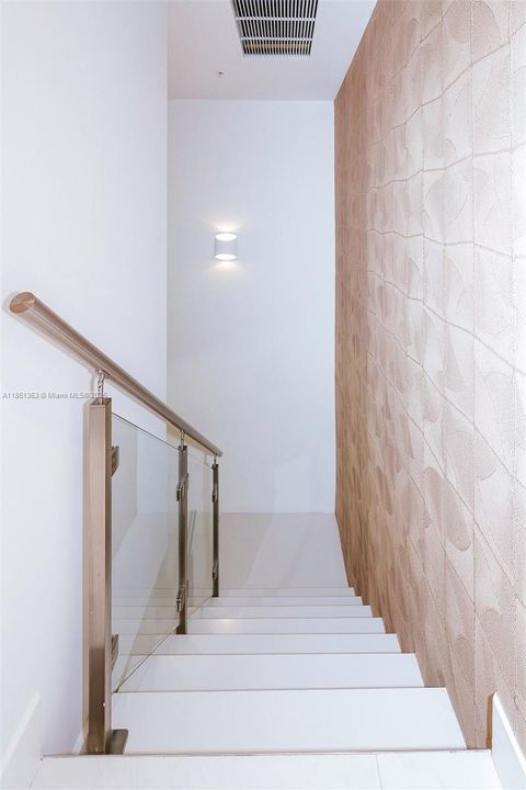 Под контрактом: $8,500 (3 спален, 3 ванн, 1944 Квадратных фут)