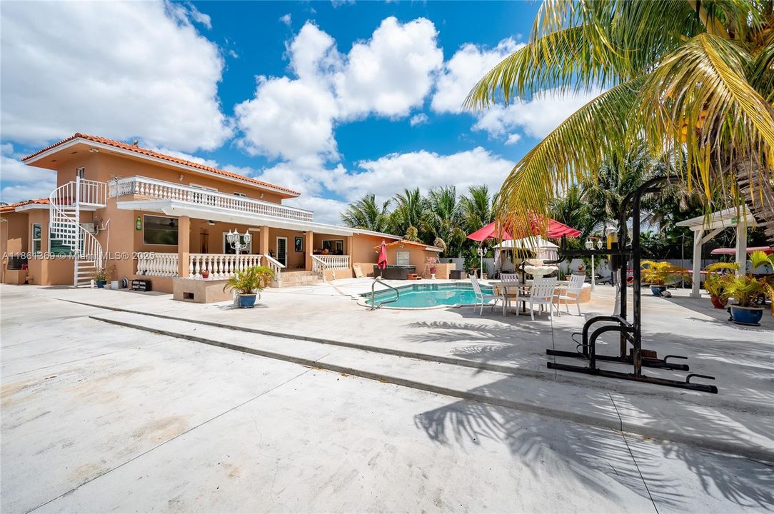 Под контрактом: $1,455,000 (4 спален, 5 ванн, 2718 Квадратных фут)