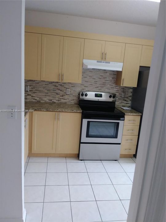 Active With Contract: $250,000 (2 beds, 2 baths, 830 Square Feet)