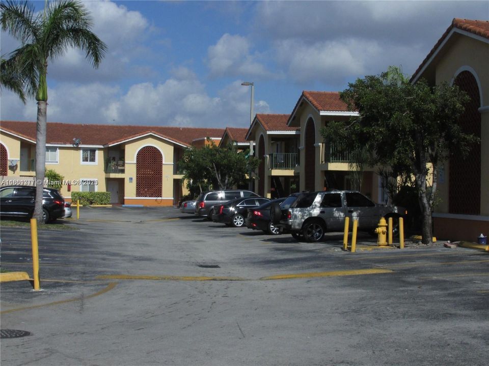 Active With Contract: $250,000 (2 beds, 2 baths, 830 Square Feet)