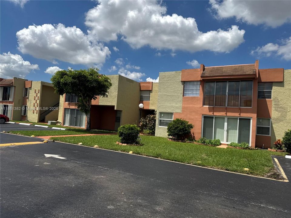 待售: $225,000 (1 贝兹, 1 浴室, 614 平方英尺)