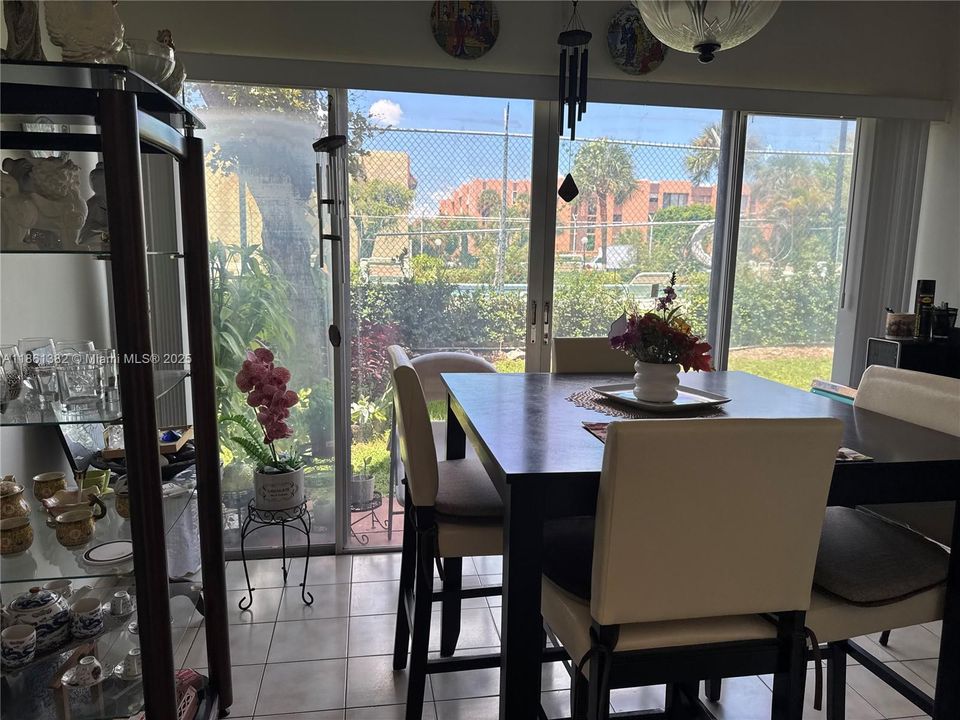 待售: $225,000 (1 贝兹, 1 浴室, 614 平方英尺)