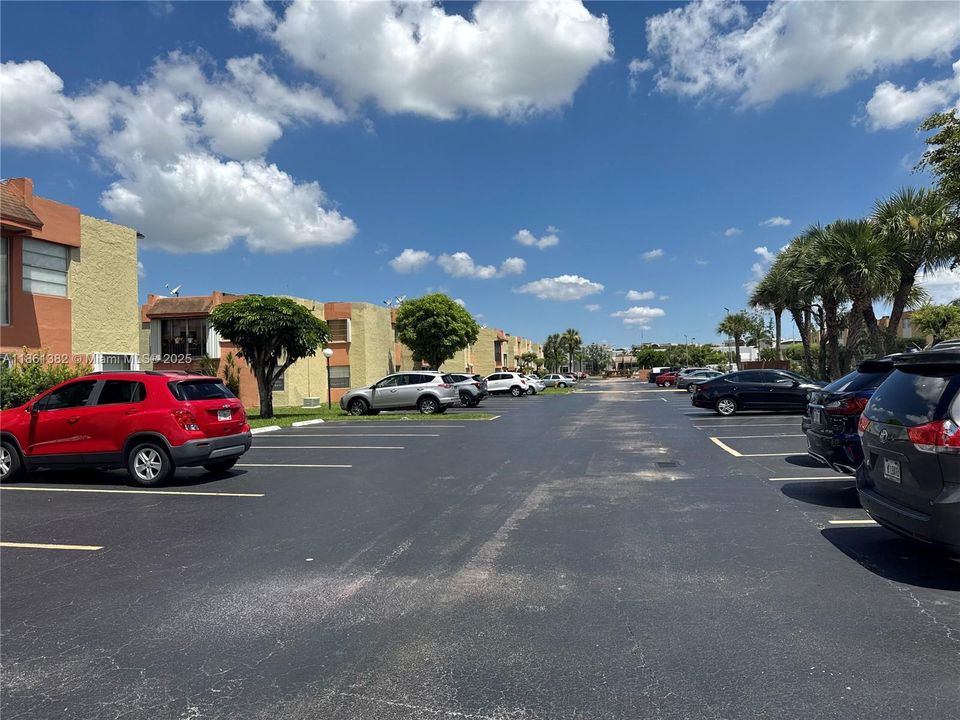 待售: $225,000 (1 贝兹, 1 浴室, 614 平方英尺)