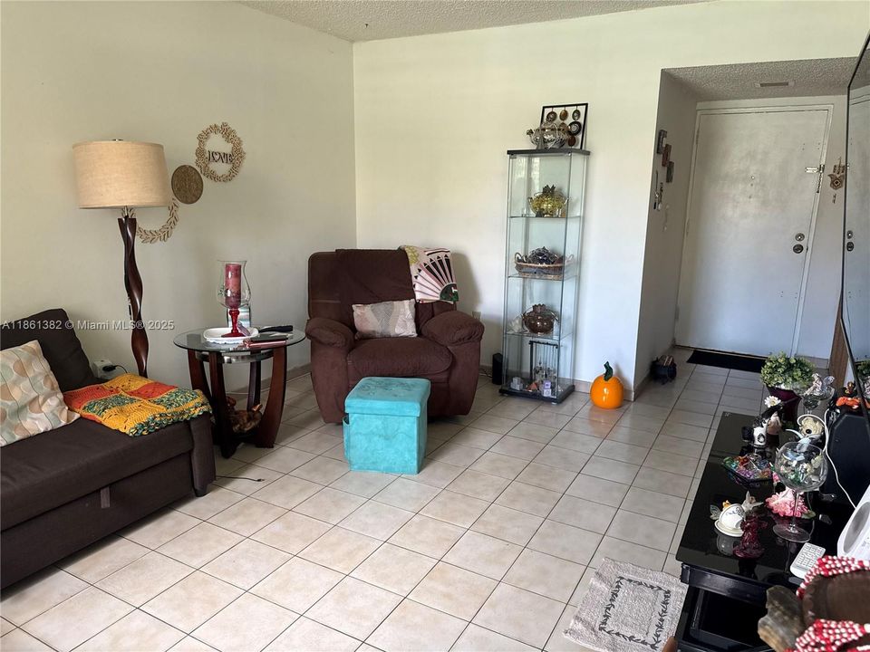 待售: $225,000 (1 贝兹, 1 浴室, 614 平方英尺)