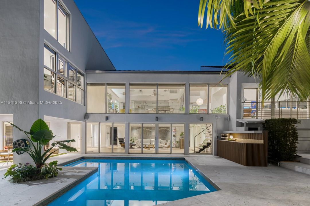 Recently Sold: $4,670,000 (5 beds, 5 baths, 5212 Square Feet)
