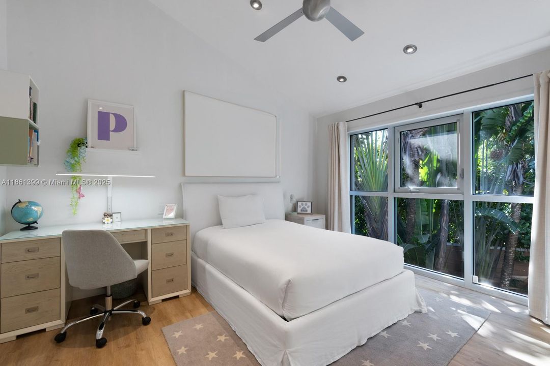 Recently Sold: $4,670,000 (5 beds, 5 baths, 5212 Square Feet)