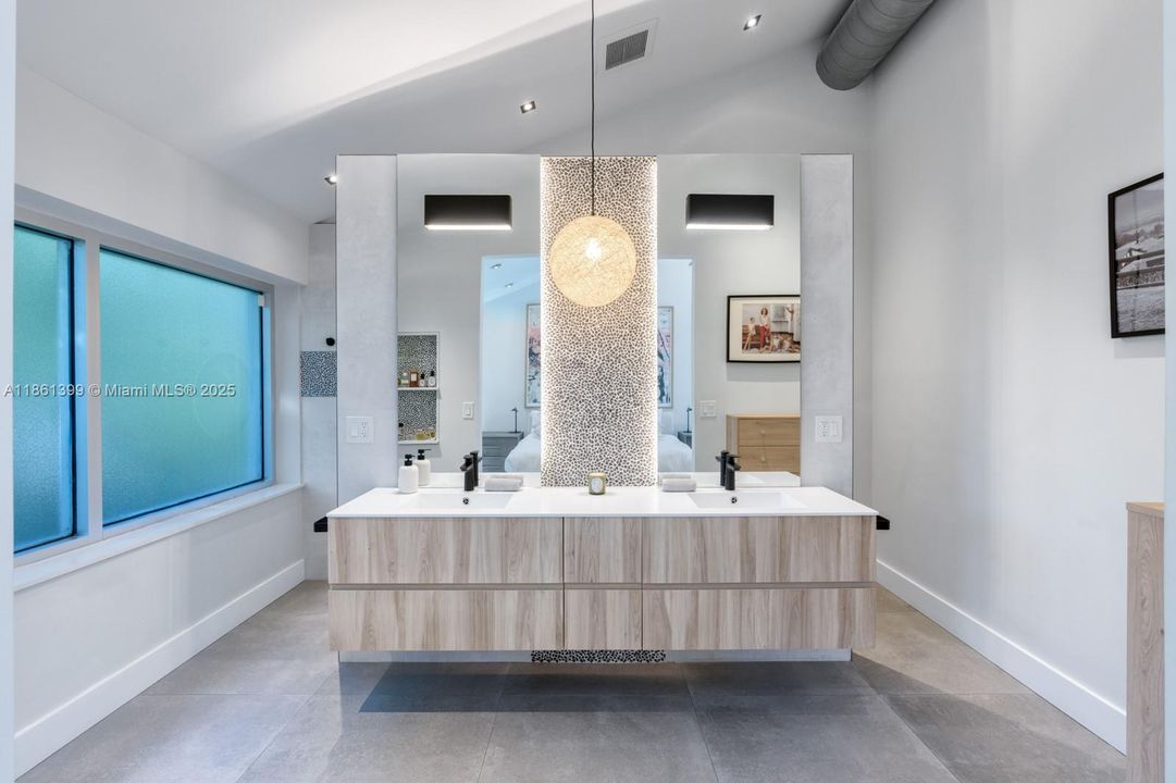 Recently Sold: $4,670,000 (5 beds, 5 baths, 5212 Square Feet)