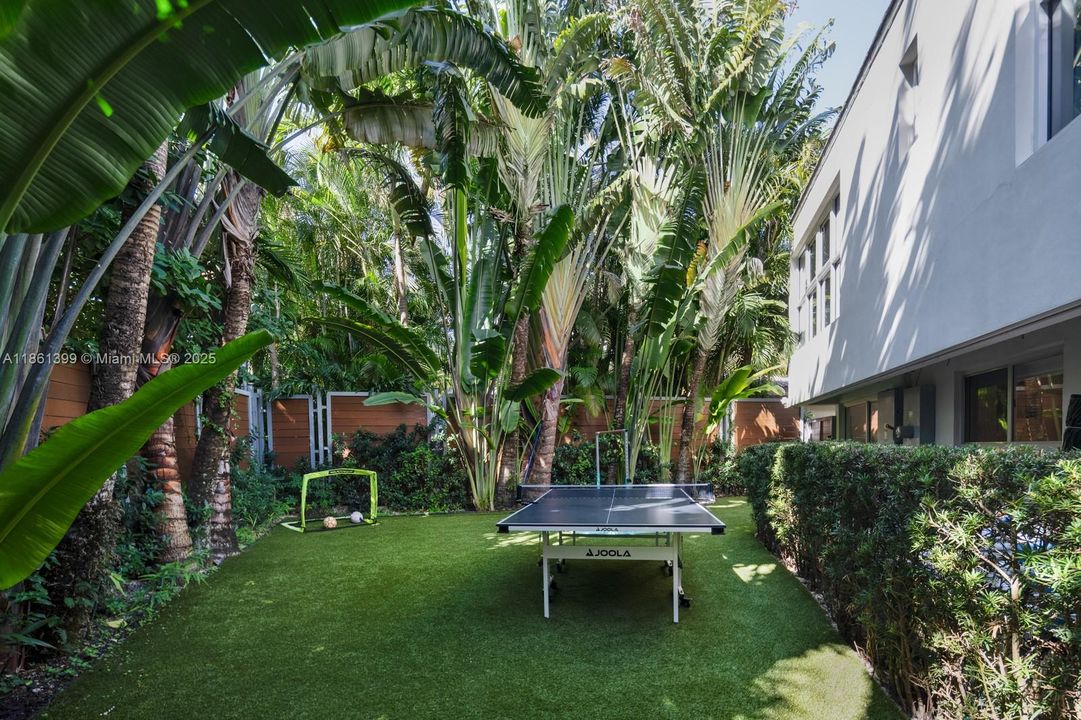 Recently Sold: $4,670,000 (5 beds, 5 baths, 5212 Square Feet)