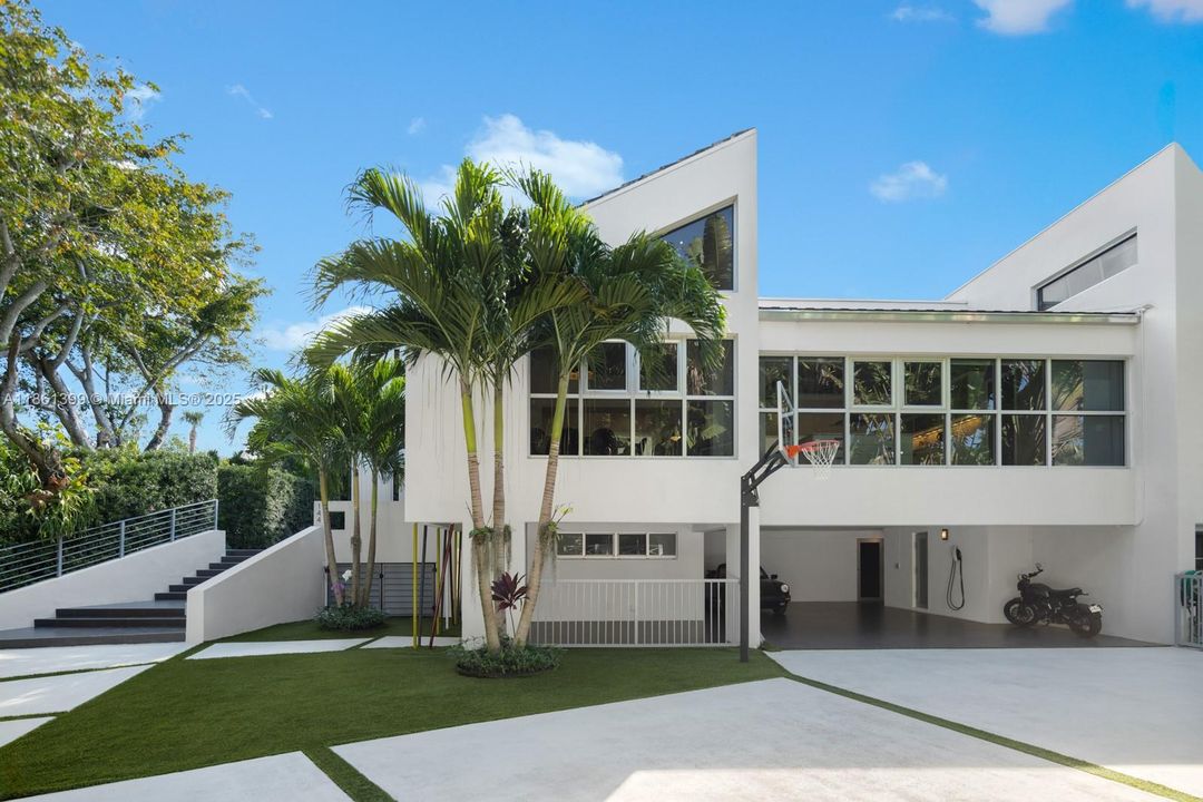 Recently Sold: $4,670,000 (5 beds, 5 baths, 5212 Square Feet)