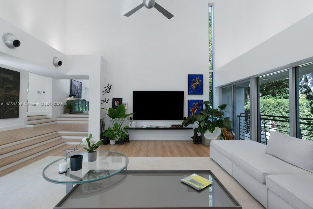 Recently Sold: $4,670,000 (5 beds, 5 baths, 5212 Square Feet)
