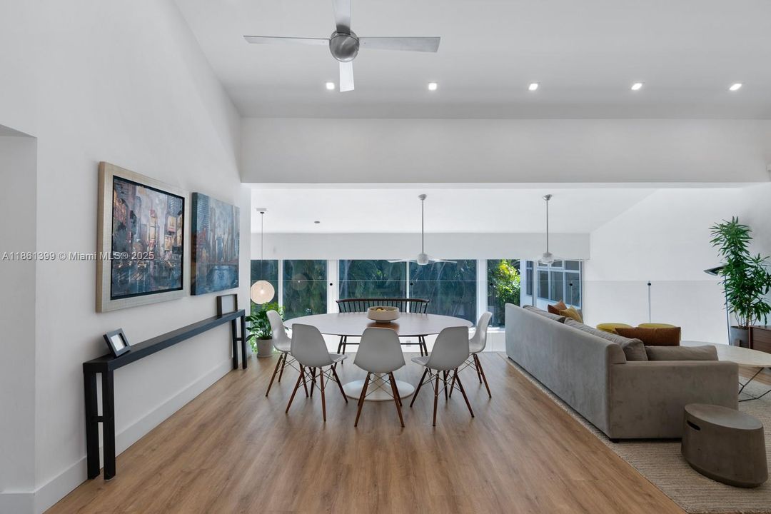 Recently Sold: $4,670,000 (5 beds, 5 baths, 5212 Square Feet)