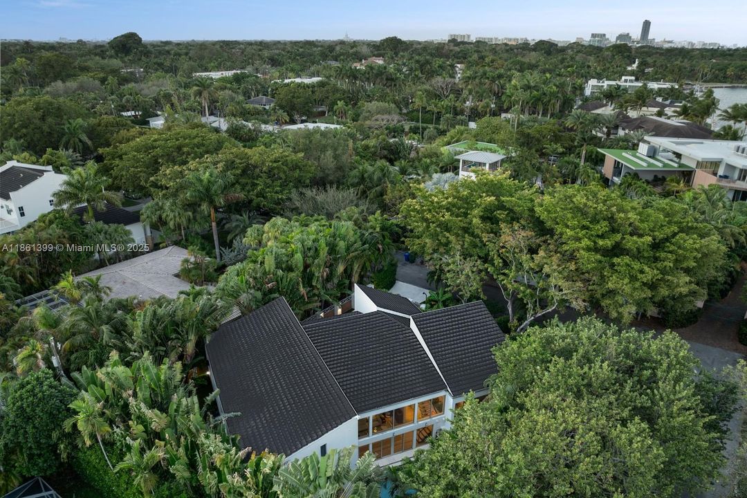 Recently Sold: $4,670,000 (5 beds, 5 baths, 5212 Square Feet)