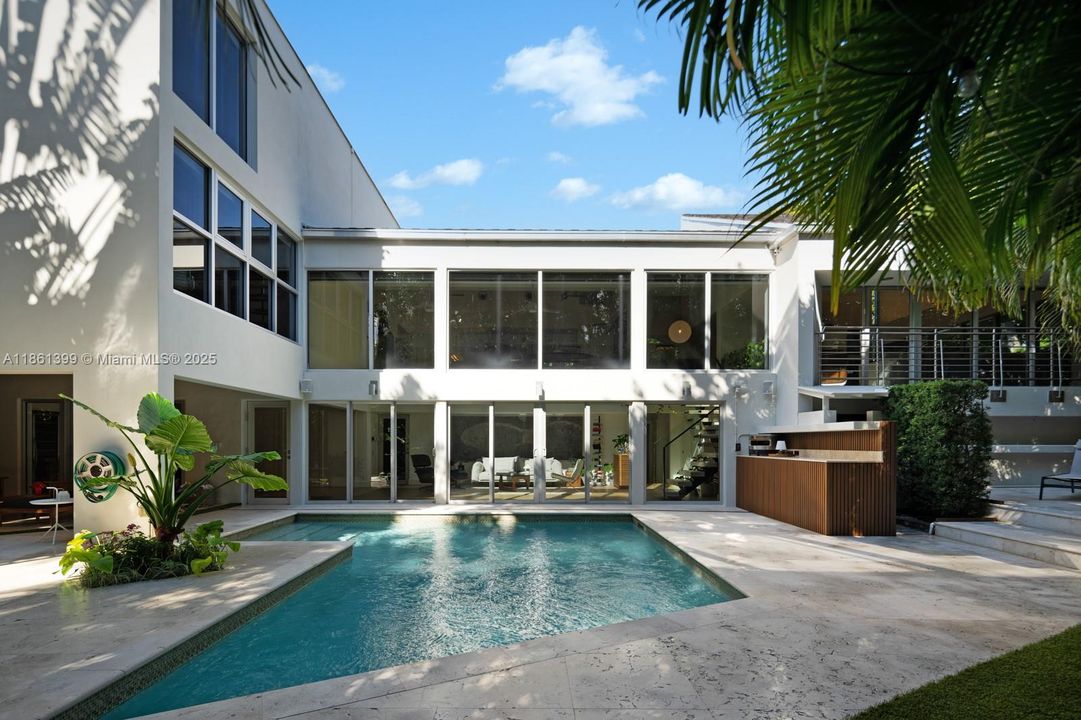 Recently Sold: $4,670,000 (5 beds, 5 baths, 5212 Square Feet)