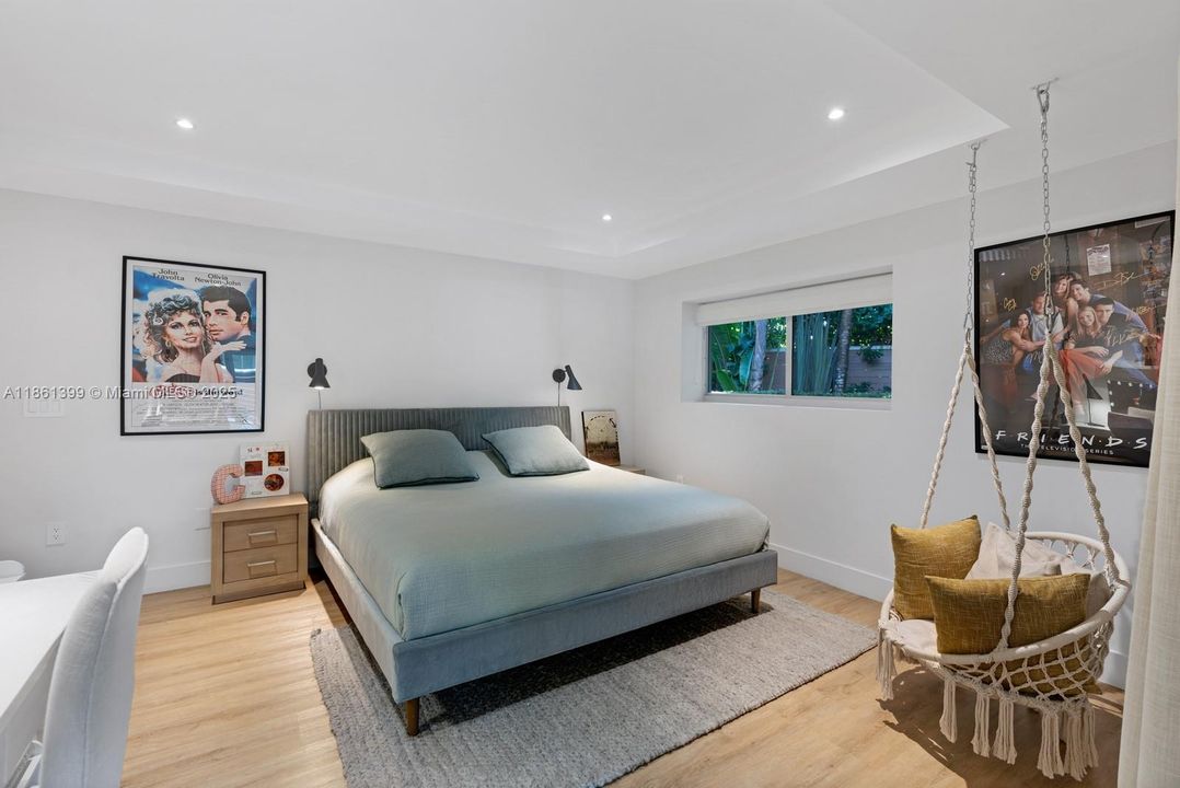 Recently Sold: $4,670,000 (5 beds, 5 baths, 5212 Square Feet)