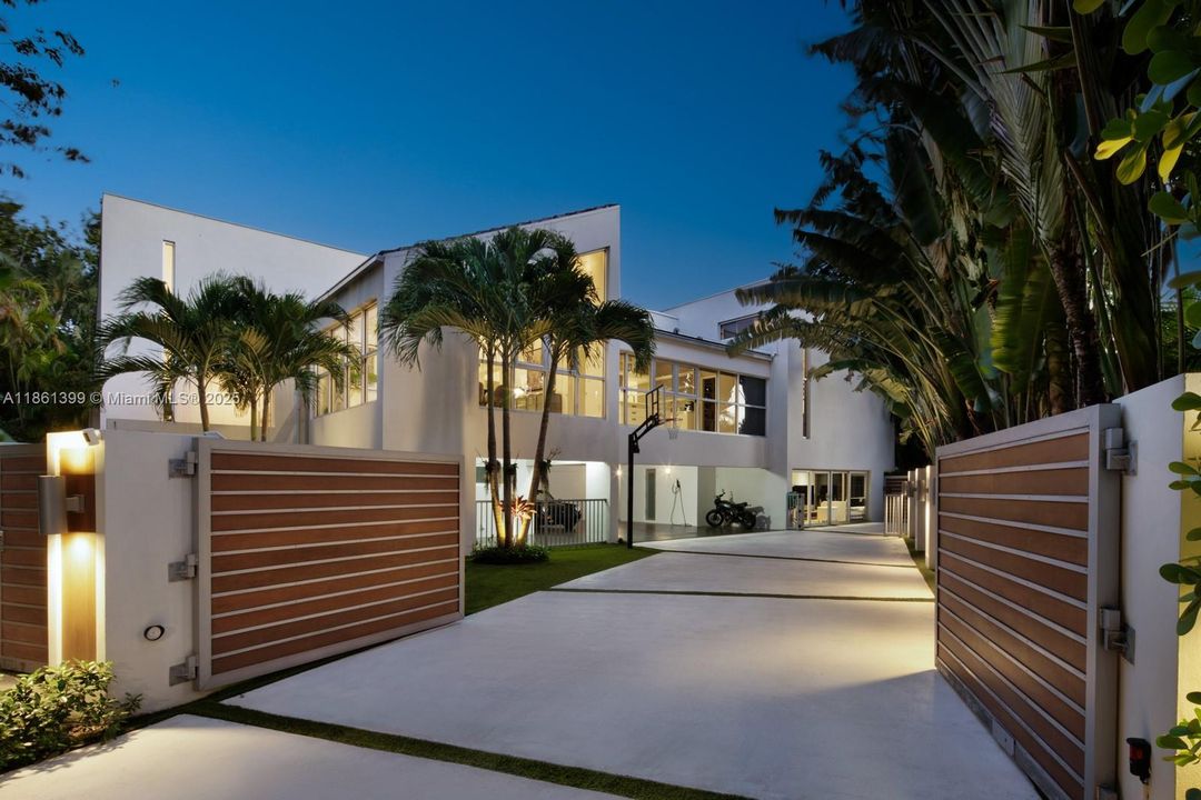 Recently Sold: $4,670,000 (5 beds, 5 baths, 5212 Square Feet)