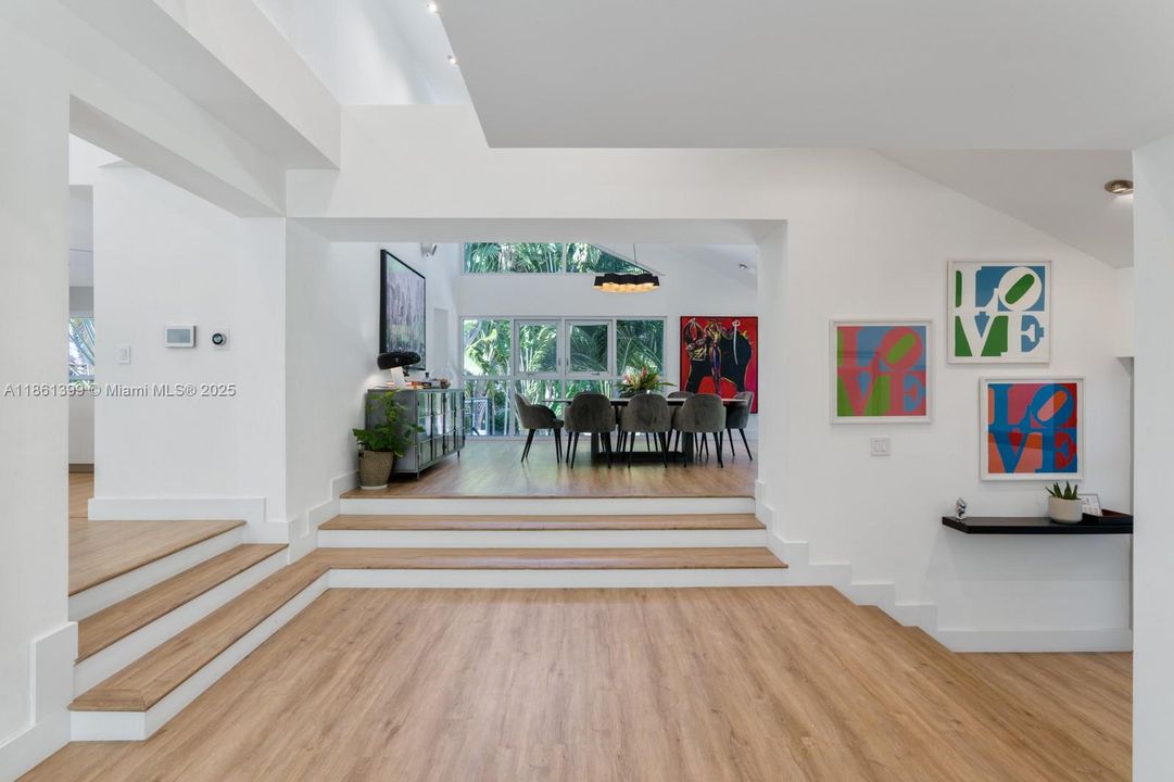 Recently Sold: $4,670,000 (5 beds, 5 baths, 5212 Square Feet)