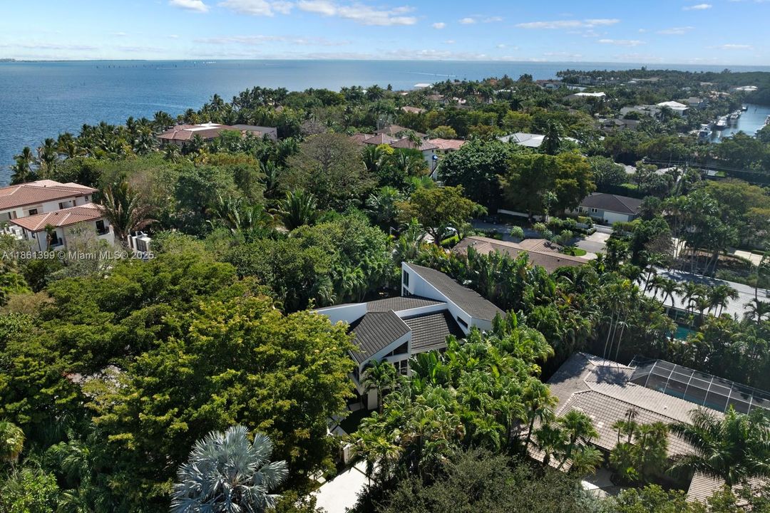 Recently Sold: $4,670,000 (5 beds, 5 baths, 5212 Square Feet)