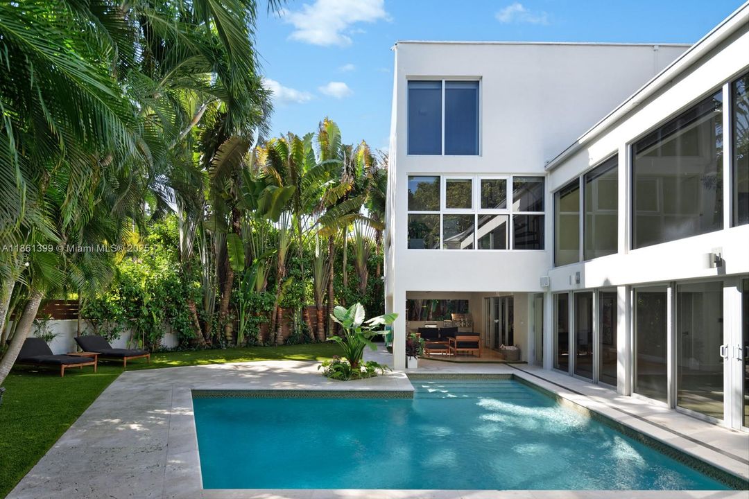 Recently Sold: $4,670,000 (5 beds, 5 baths, 5212 Square Feet)