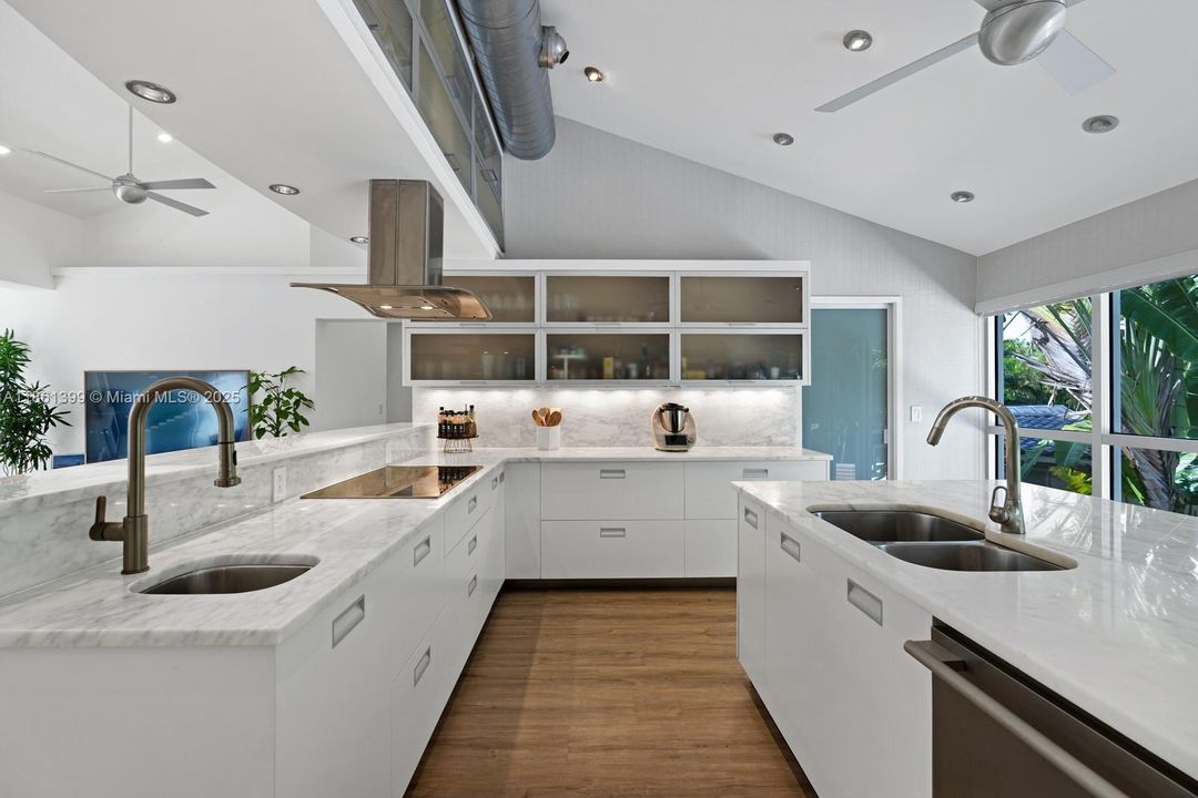 Recently Sold: $4,670,000 (5 beds, 5 baths, 5212 Square Feet)