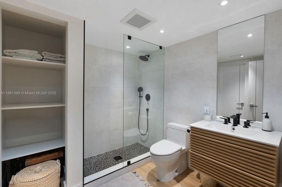 Recently Sold: $4,670,000 (5 beds, 5 baths, 5212 Square Feet)