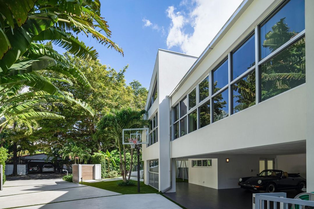 Recently Sold: $4,670,000 (5 beds, 5 baths, 5212 Square Feet)