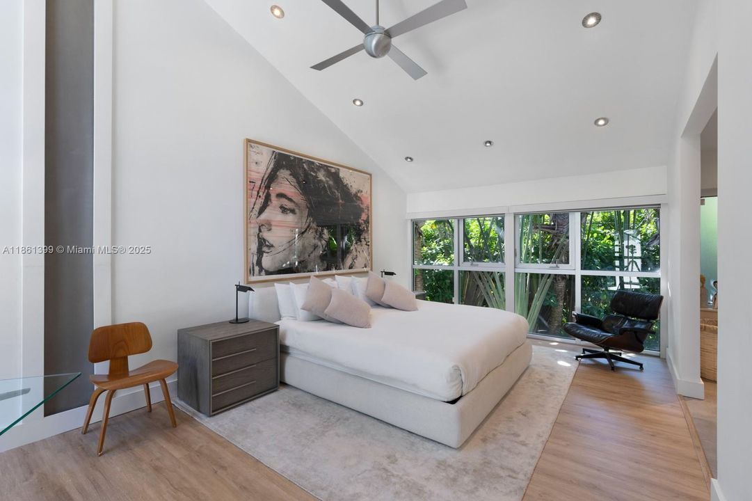 Recently Sold: $4,670,000 (5 beds, 5 baths, 5212 Square Feet)