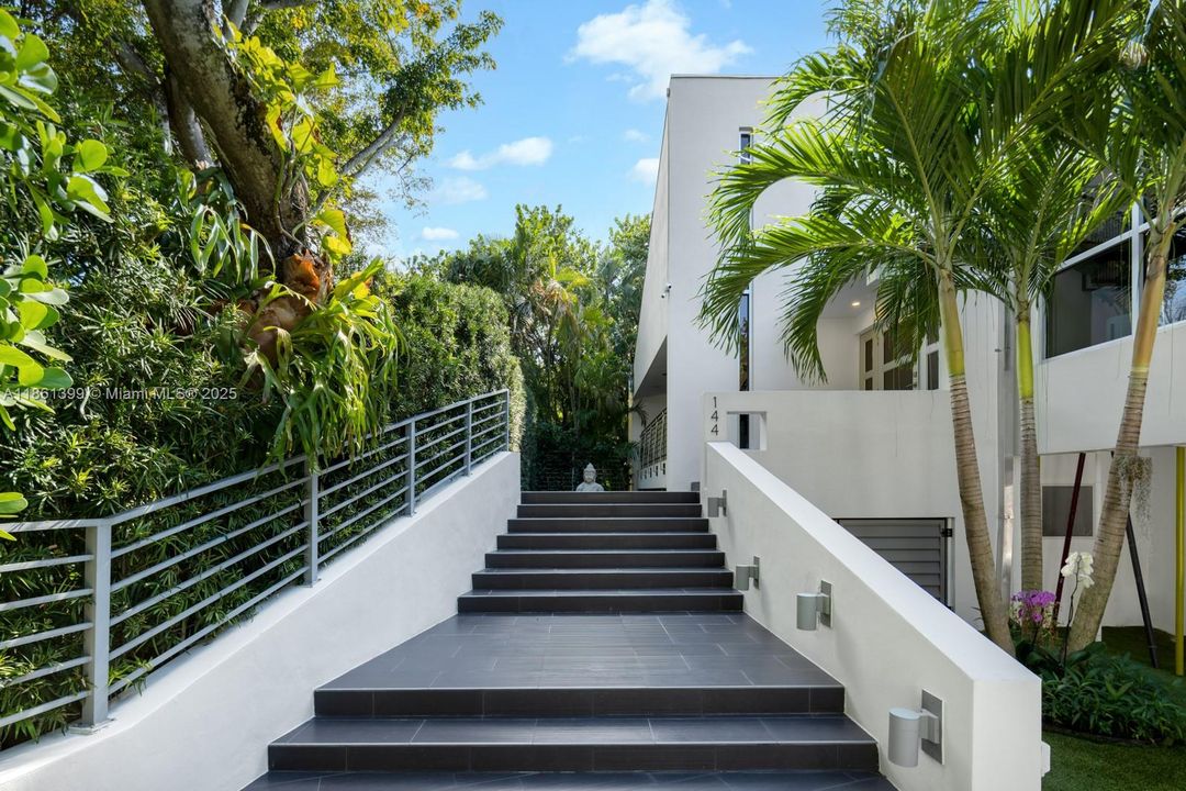 Recently Sold: $4,670,000 (5 beds, 5 baths, 5212 Square Feet)