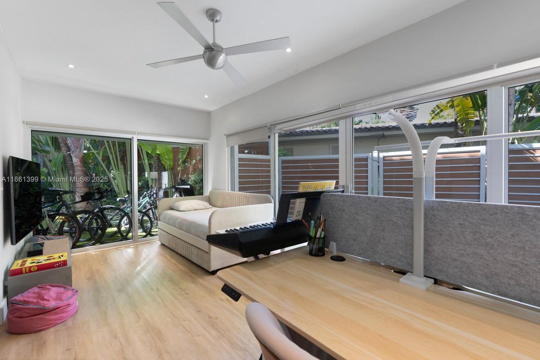 Recently Sold: $4,670,000 (5 beds, 5 baths, 5212 Square Feet)