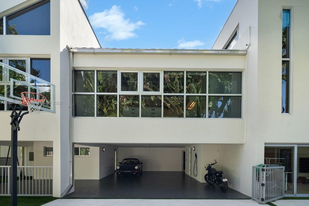 Recently Sold: $4,670,000 (5 beds, 5 baths, 5212 Square Feet)