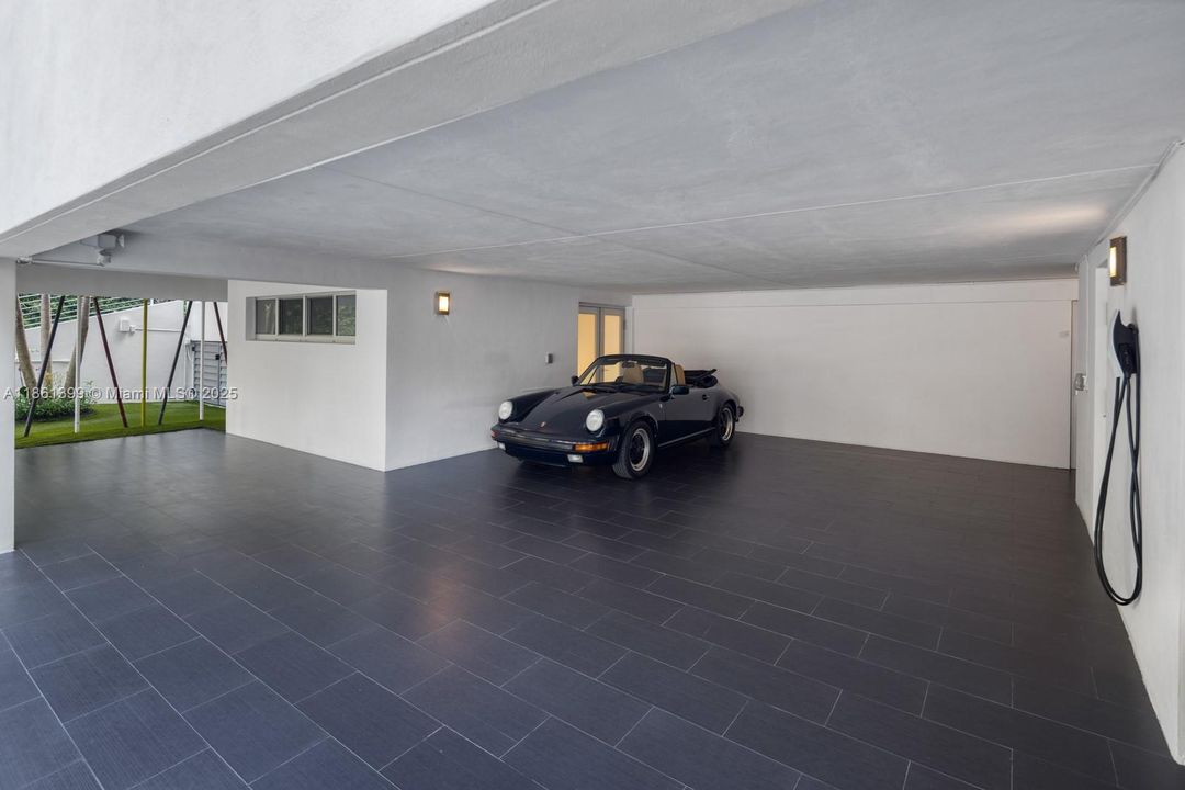 Recently Sold: $4,670,000 (5 beds, 5 baths, 5212 Square Feet)