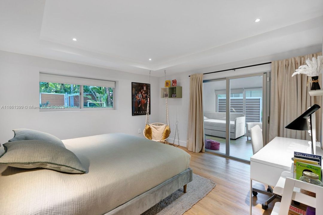 Recently Sold: $4,670,000 (5 beds, 5 baths, 5212 Square Feet)
