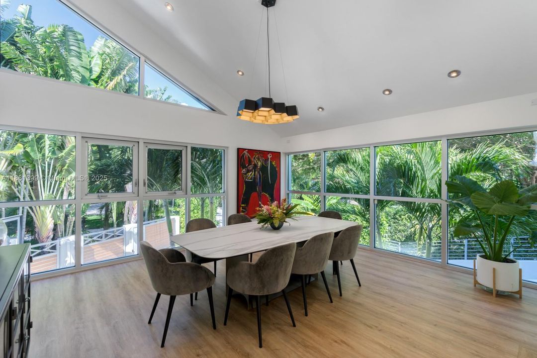 Recently Sold: $4,670,000 (5 beds, 5 baths, 5212 Square Feet)