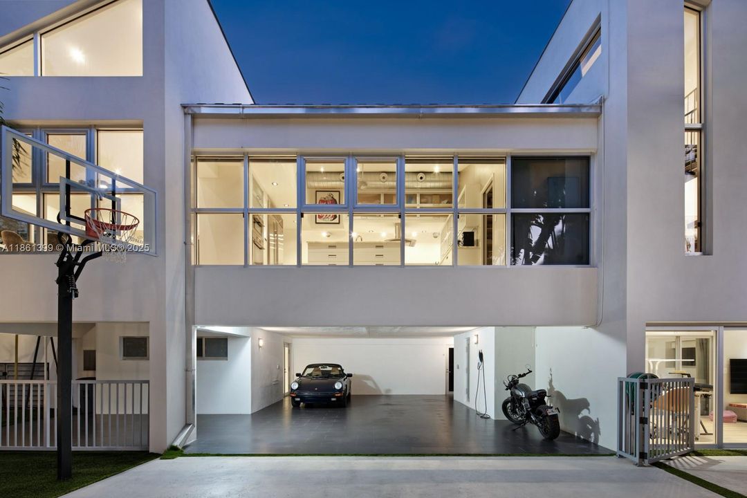 Recently Sold: $4,670,000 (5 beds, 5 baths, 5212 Square Feet)
