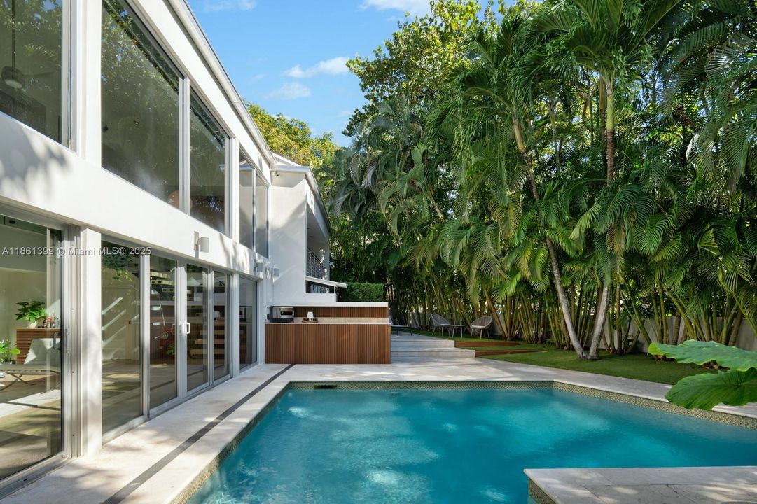 Recently Sold: $4,670,000 (5 beds, 5 baths, 5212 Square Feet)