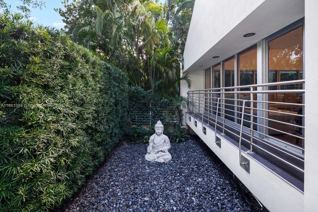 Recently Sold: $4,670,000 (5 beds, 5 baths, 5212 Square Feet)