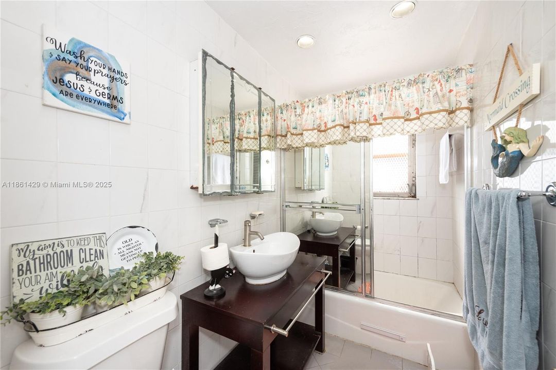 Activo con contrato: $1,400,000 (3 camas, 1 baños, 1708 Pies cuadrados)